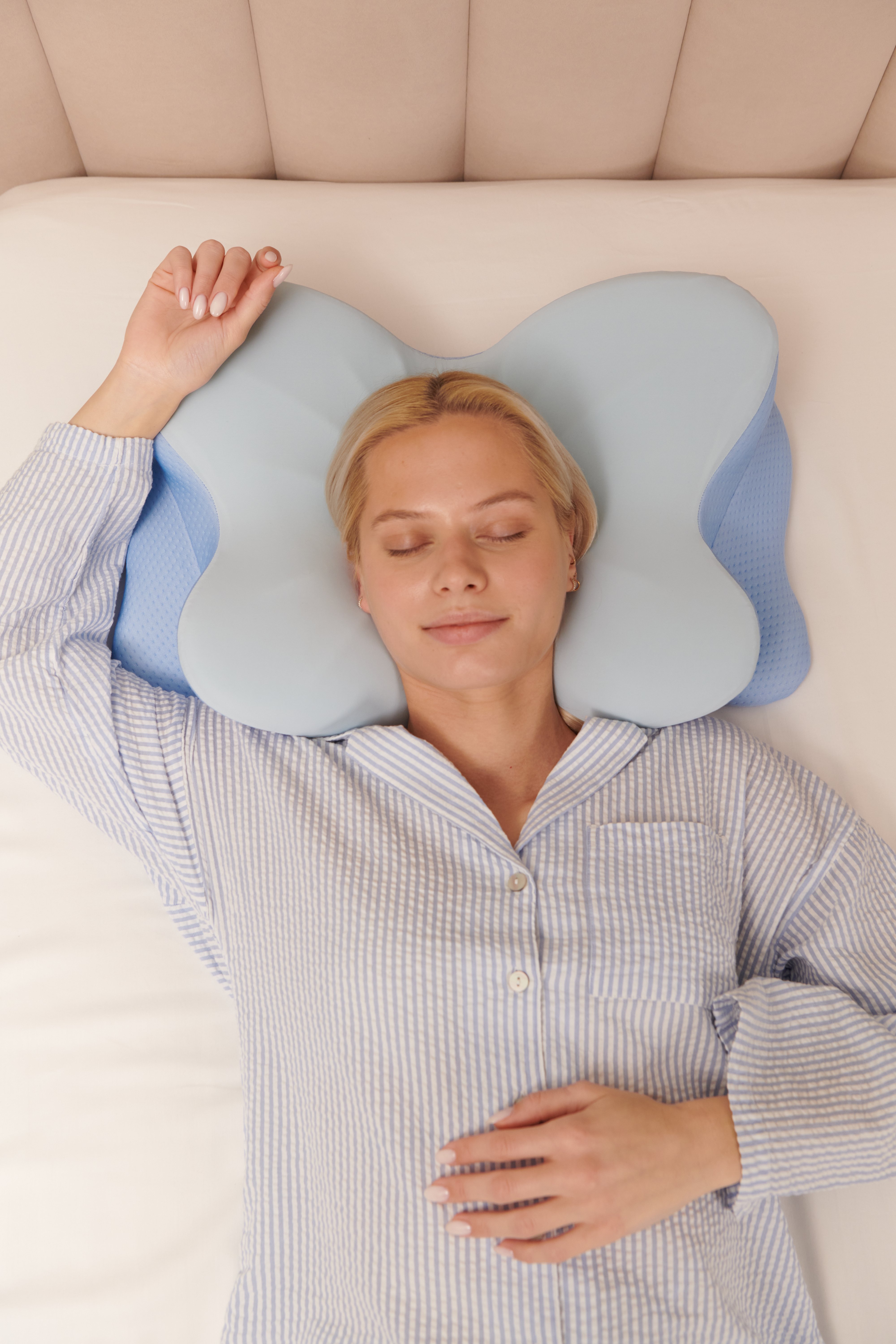 Mujer despertando con tensión en el cuello